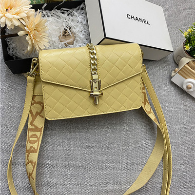 Stílusos női táska fém lánccal és rögzítéssel