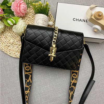 Stílusos női táska fém lánccal és rögzítéssel