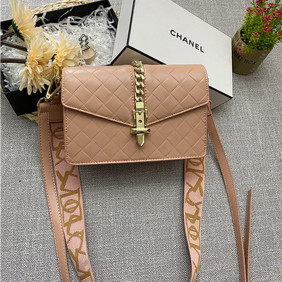 Stílusos női táska fém lánccal és rögzítéssel