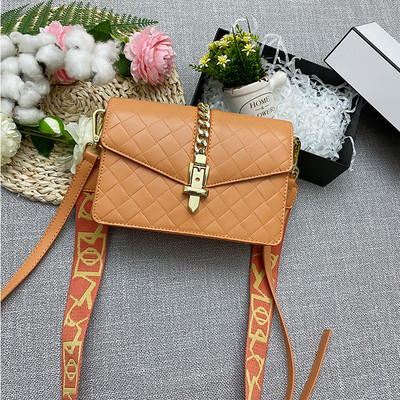 Stílusos női táska fém lánccal és rögzítéssel