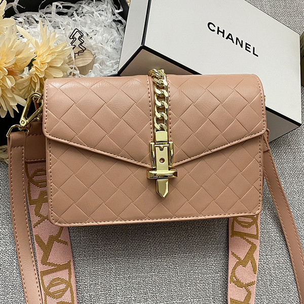 Stílusos női táska fém lánccal és rögzítéssel