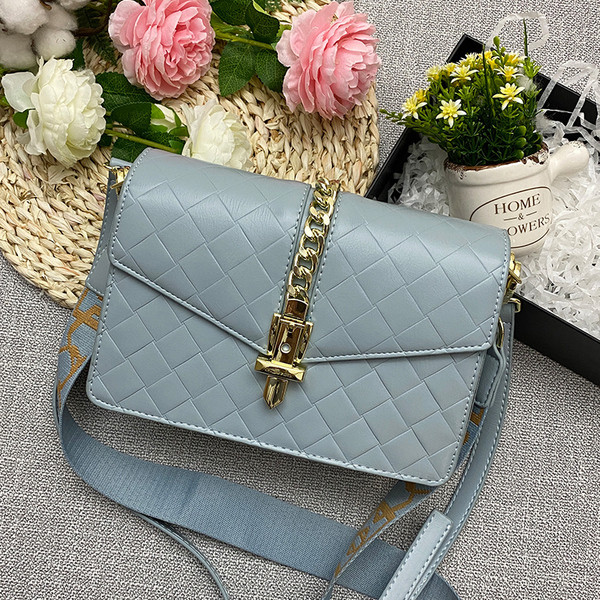 Stílusos női táska fém lánccal és rögzítéssel