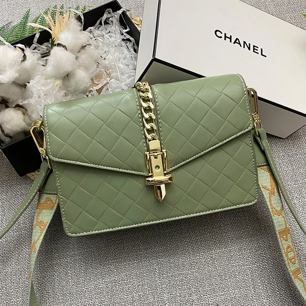 Stílusos női táska fém lánccal és rögzítéssel