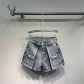 Női rövidnadrág szürke színben és zsebes