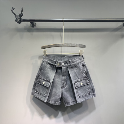 Női rövidnadrág szürke színben és zsebes