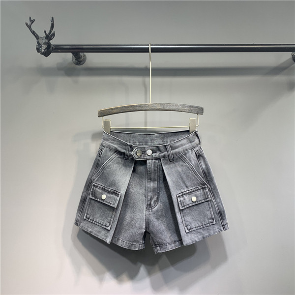 Női rövidnadrág szürke színben és zsebes