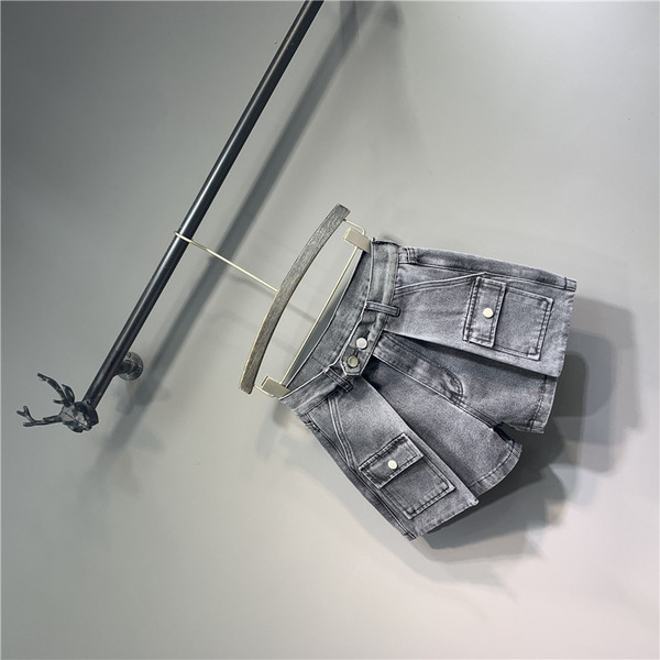 Női rövidnadrág szürke színben és zsebes