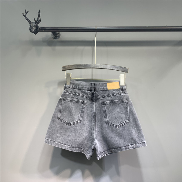 Női rövidnadrág szürke színben és zsebes