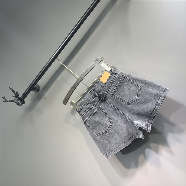 Női rövidnadrág szürke színben és zsebes