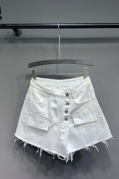 Modern női rövidnadrág gombokkal és zsebekkel, fehér színben
