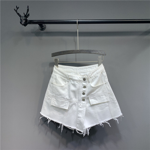 Modern női rövidnadrág gombokkal és zsebekkel, fehér színben