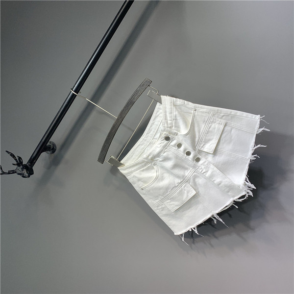 Modern női rövidnadrág gombokkal és zsebekkel, fehér színben