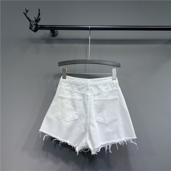 Modern női rövidnadrág gombokkal és zsebekkel, fehér színben