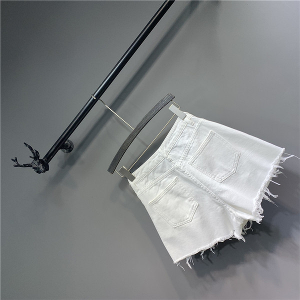 Modern női rövidnadrág gombokkal és zsebekkel, fehér színben