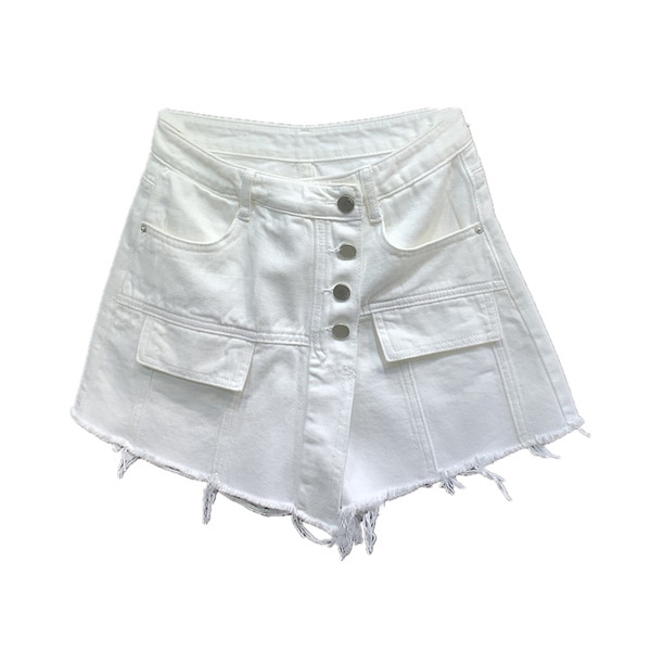Modern női rövidnadrág gombokkal és zsebekkel, fehér színben