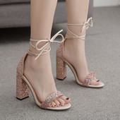 Modern női szandál arany színben, fényes hatással