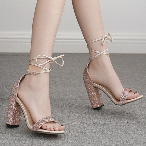 Modern női szandál arany színben, fényes hatással