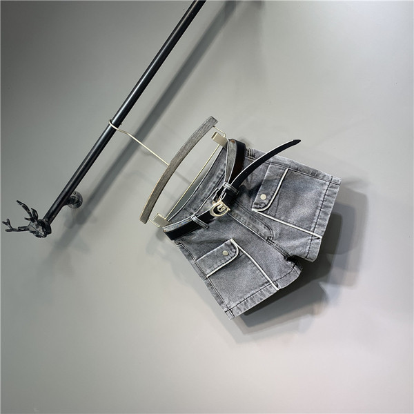 Alkalmi női nadrág övvel és zsebekkel - szürke