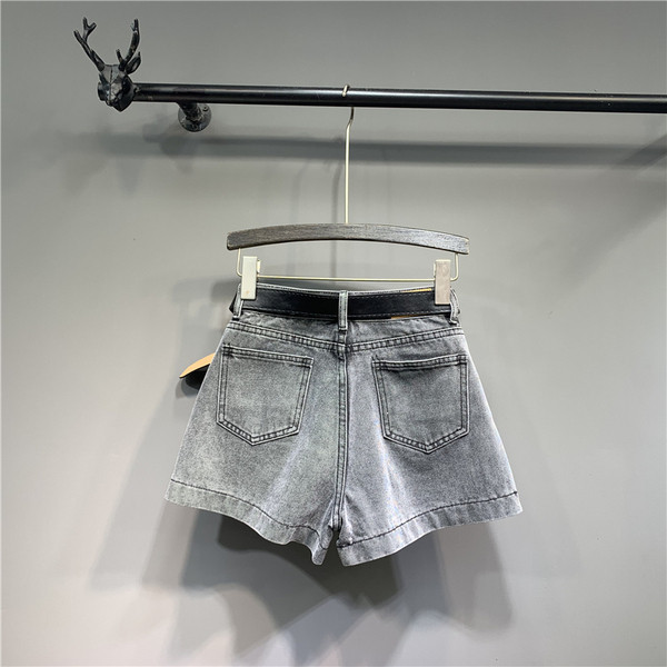 Alkalmi női nadrág övvel és zsebekkel - szürke