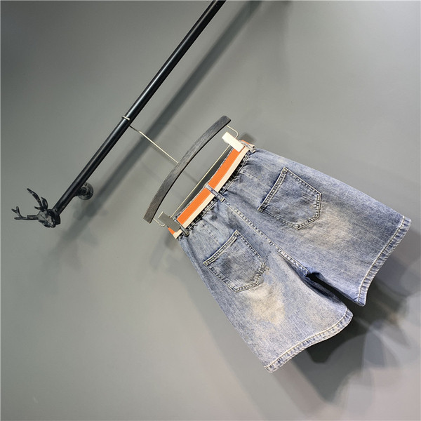 Γυναικείο τζιν παντελόνι σε μπλε χρώμα με ζώνη και κέντημα