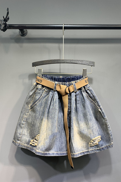 Női farmer övvel, szakadt elemekkel