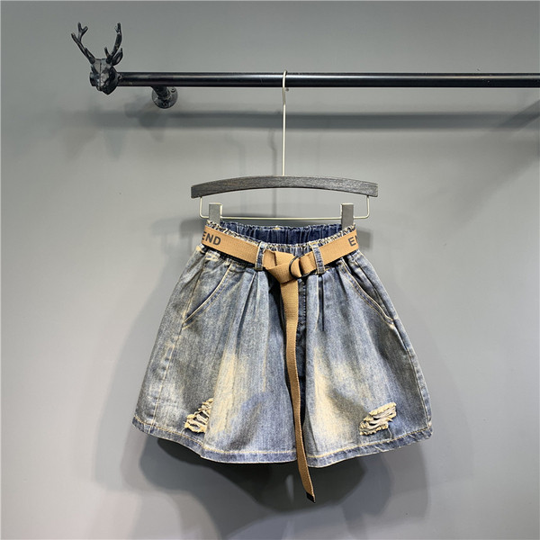 Női farmer övvel, szakadt elemekkel