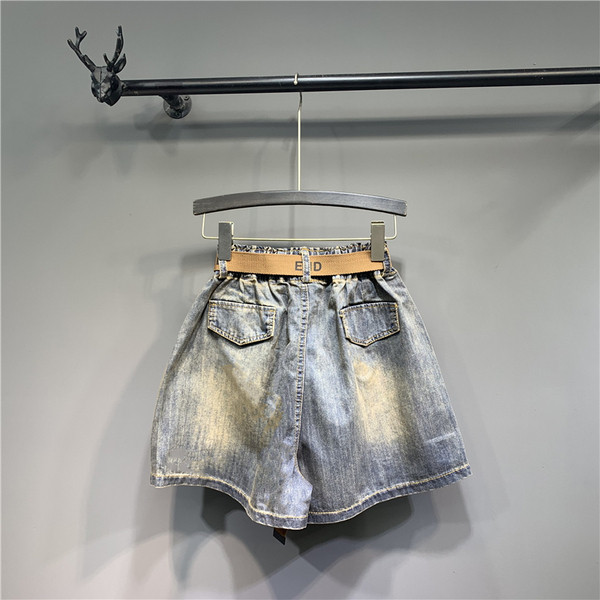 Női farmer övvel, szakadt elemekkel