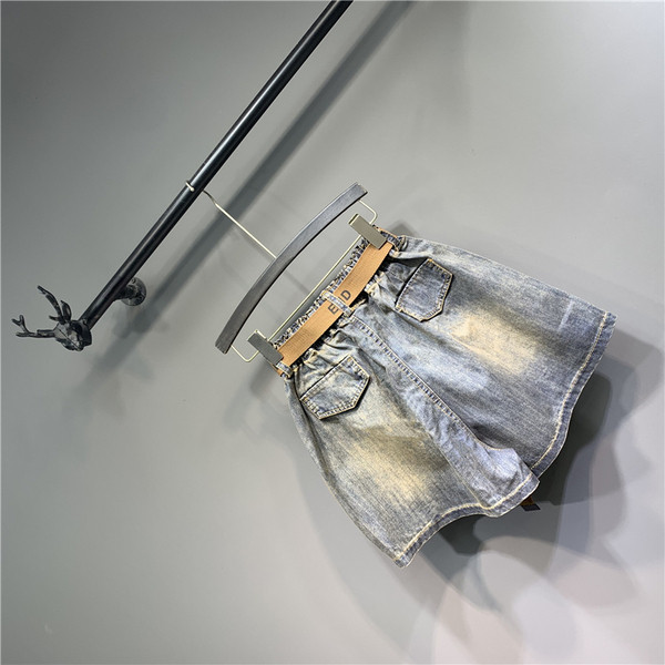 Női farmer övvel, szakadt elemekkel