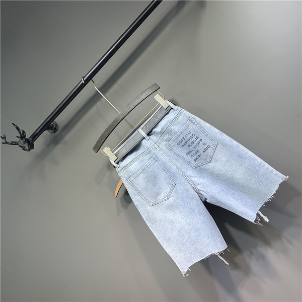 Új női farmer modell szakadt motívumokkal és övvel