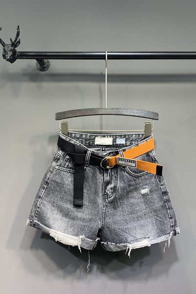 Modern női rövid farmernadrág övvel, szakadt motívumokkal