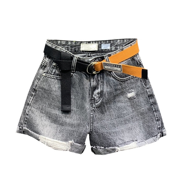 Modern női rövid farmernadrág övvel, szakadt motívumokkal