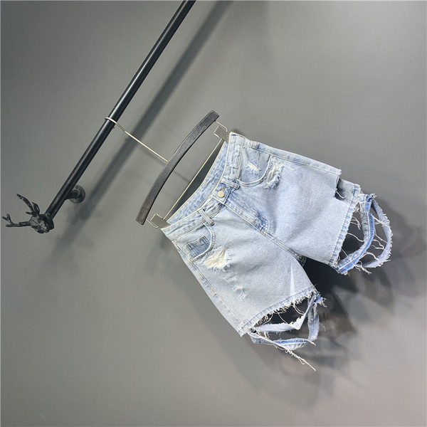 Modern rövidnadrág szakadt motívumokkal - kék színű