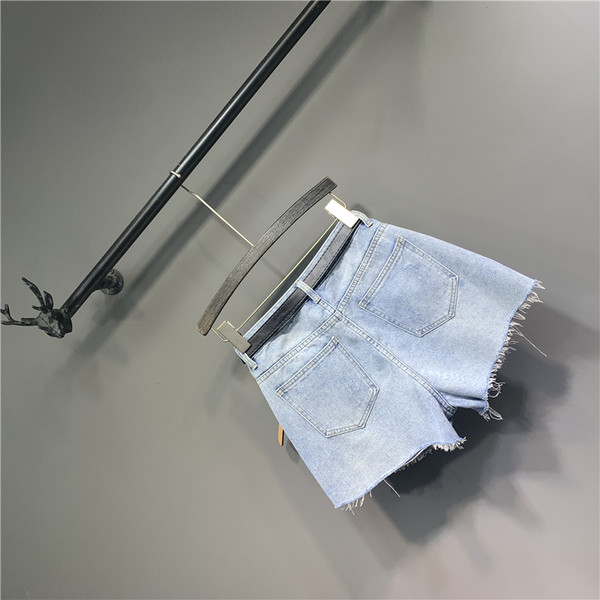 Vöö ja rebenenud motiividega naiste lühikesed püksid