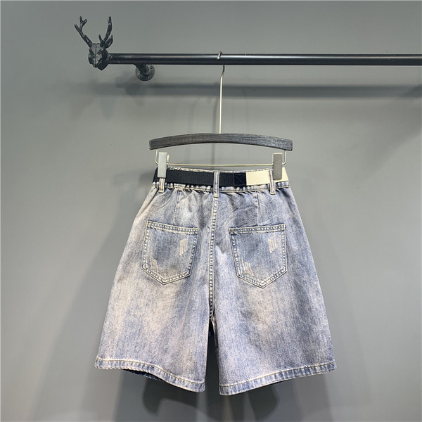 Aplikatsioonide ja rebenenud motiividega vabaaja naiste teksad