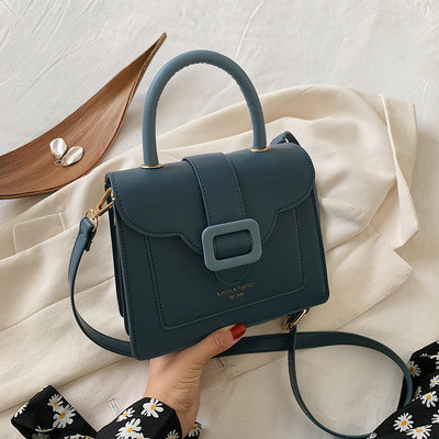 Σύγχρονη γυναικεία τσάντα από οικολογικό δέρμα με μεταλλική στερέωση