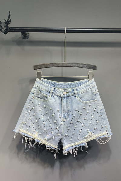 Női rövid farmer gyöngyökkel és szakadt elemekkel, kék színben