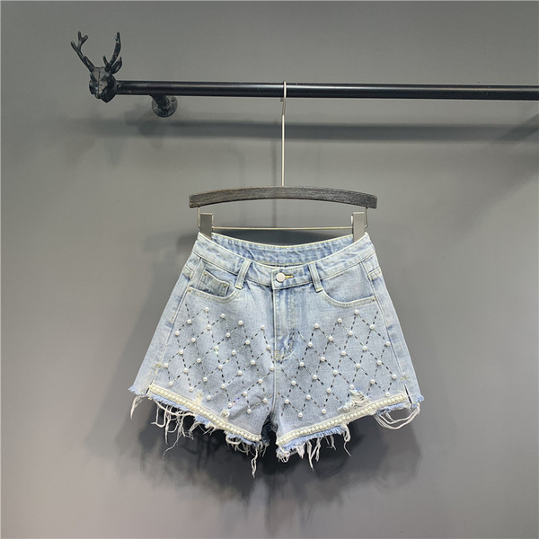 Női rövid farmer gyöngyökkel és szakadt elemekkel, kék színben