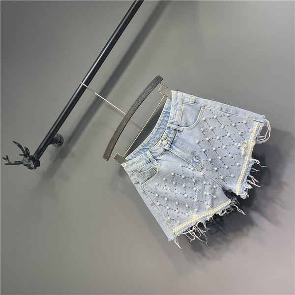 Női rövid farmer gyöngyökkel és szakadt elemekkel, kék színben