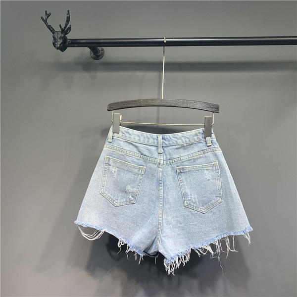 Női rövid farmer gyöngyökkel és szakadt elemekkel, kék színben