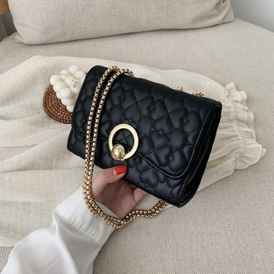 Moodne metallist kinnitusega naistekott