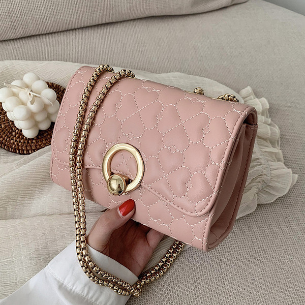 Moodne metallist kinnitusega naistekott