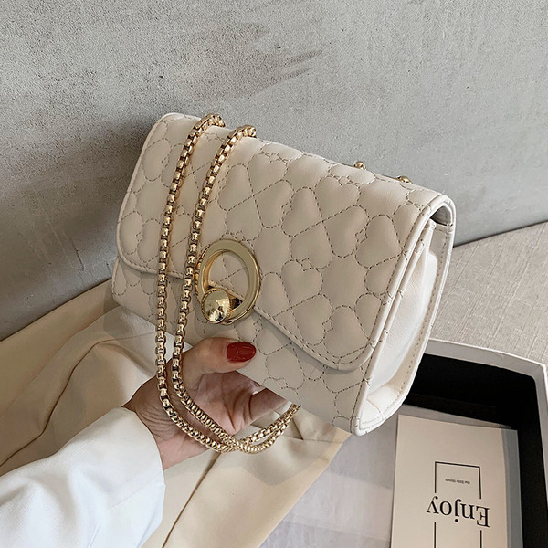 Moodne metallist kinnitusega naistekott