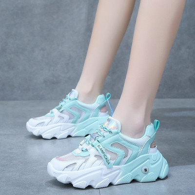 Modern női tornacipő felirattal és fűzővel