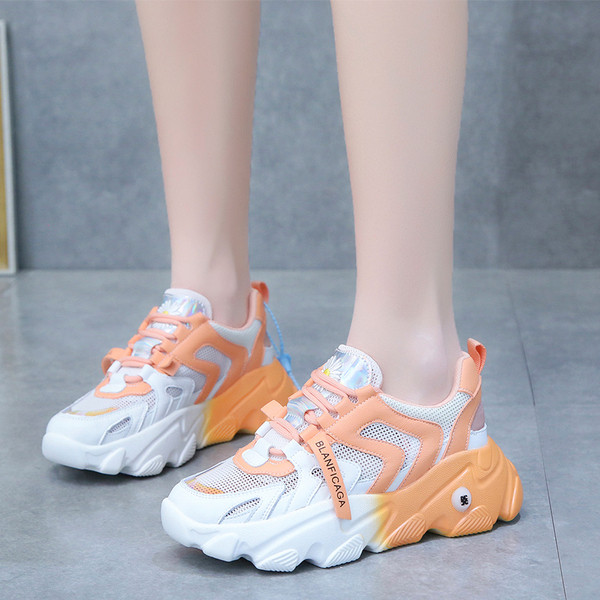 Modern női tornacipő felirattal és fűzővel