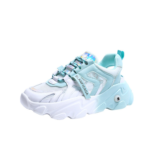 Modern női tornacipő felirattal és fűzővel