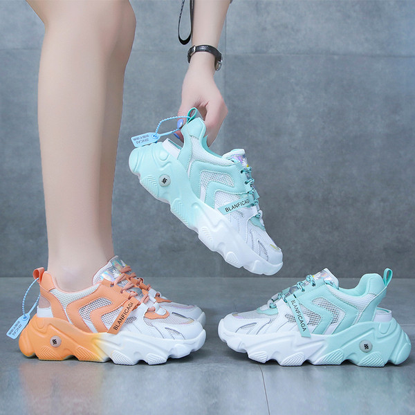 Modern női tornacipő felirattal és fűzővel