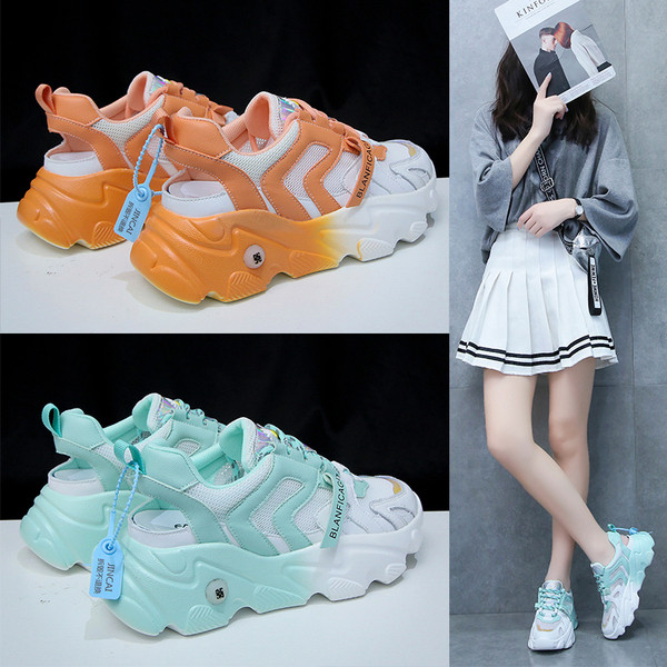 Modern női tornacipő felirattal és fűzővel