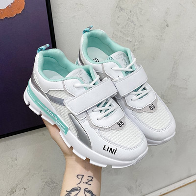 Nyári női tornacipő foltokkal, lapos talppal