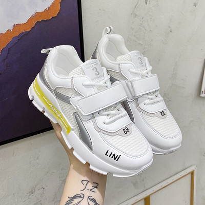 Nyári női tornacipő foltokkal, lapos talppal