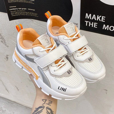 Nyári női tornacipő foltokkal, lapos talppal